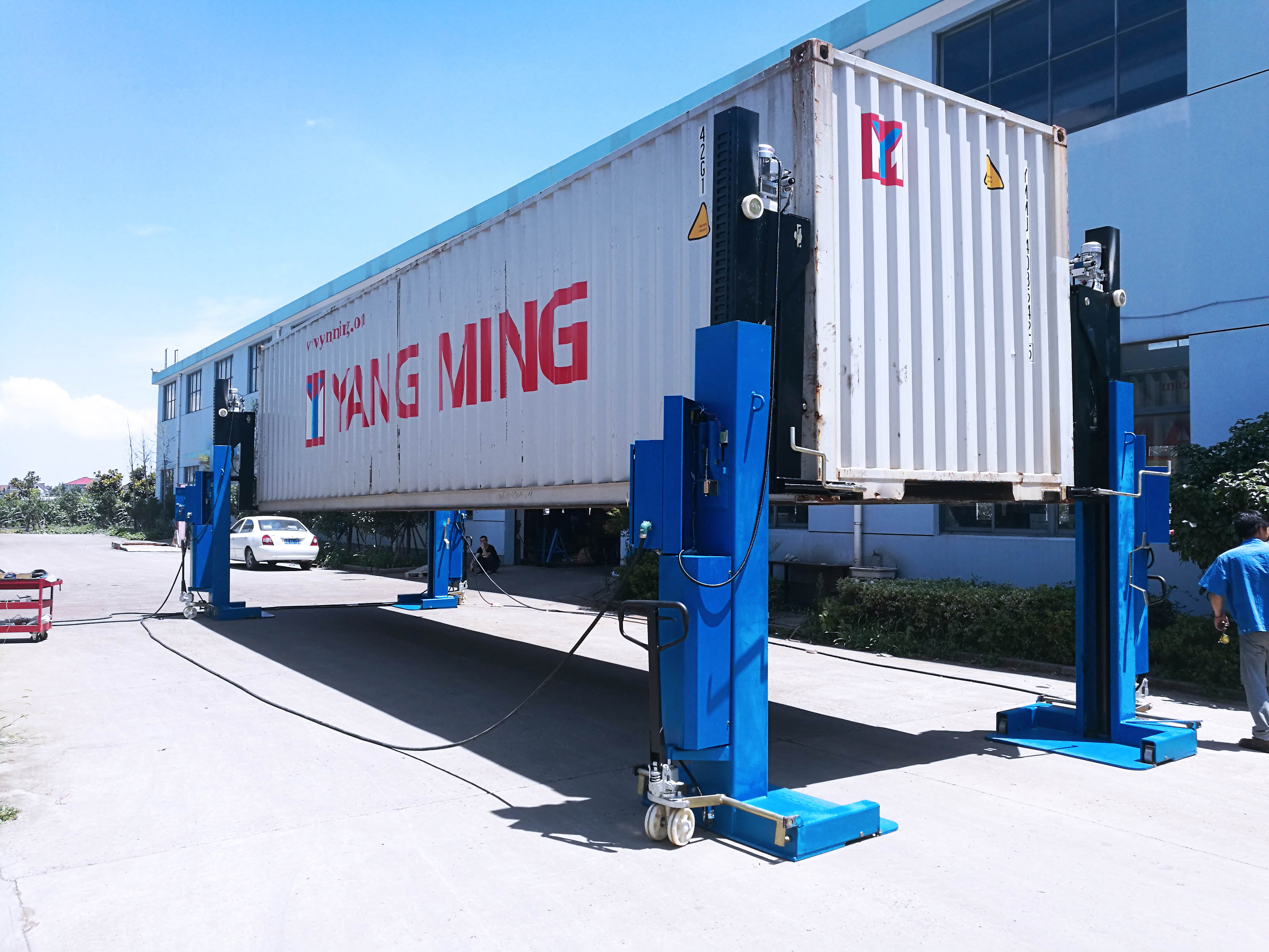 Cam kết về sự xuất sắc của HCIC được thể hiện trong hệ thống nâng thủy lực container